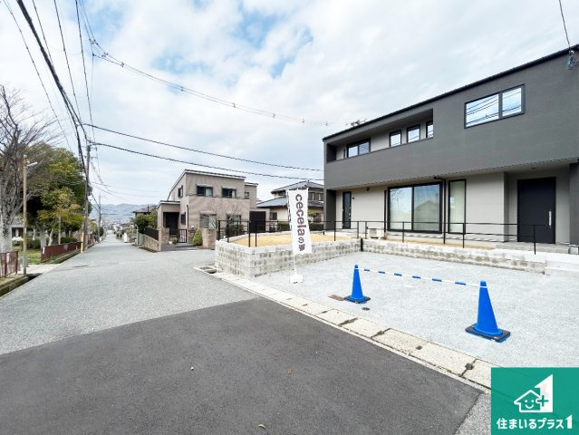 神戸市北区筑紫が丘　新築一戸建ての前面道路含む現地写真|周辺は閑静な住宅街！前面道路広々で車の出し入れも便利です。駐車が苦手な方でも安心して車庫入れできます！