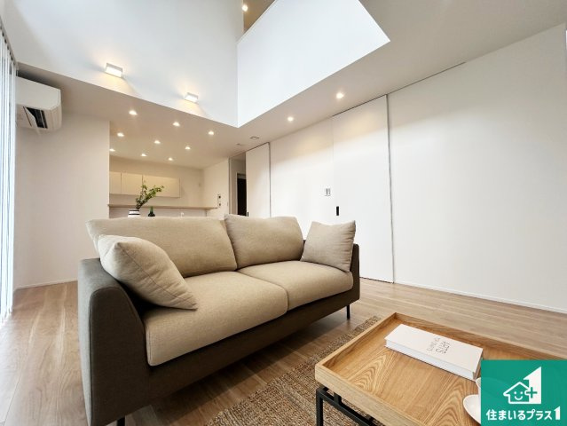 神戸市北区筑紫が丘　新築一戸建ての居間・リビング|日当たり良好の明るいリビングで朝の目覚めもスッキリできそう！対面キッチンでご家族のコミュニケーションも自然と増える設計！小さなお子様が遊ぶスペースを作っても広々とくつろげるLDK！