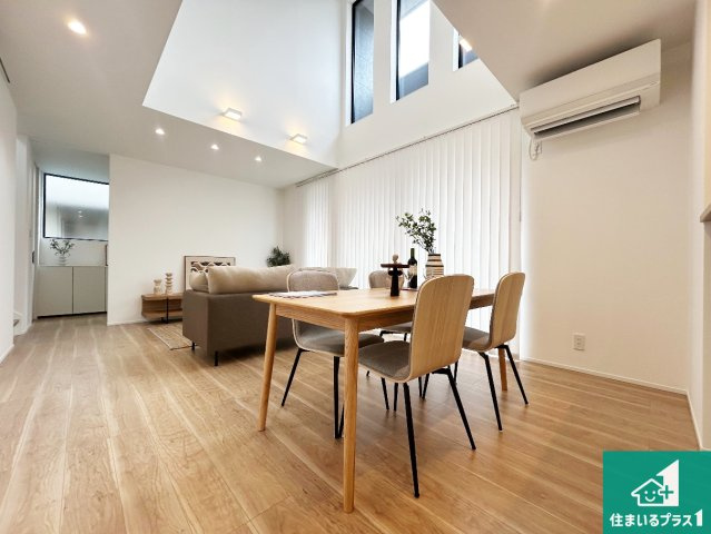 神戸市北区筑紫が丘　新築一戸建ての居間・リビング|明るいリビングで朝の目覚めもスッキリできそう！対面キッチンでご家族のコミュニケーションも自然と増える設計！小さなお子様が遊ぶスペースを作っても広々とくつろげるLDK！