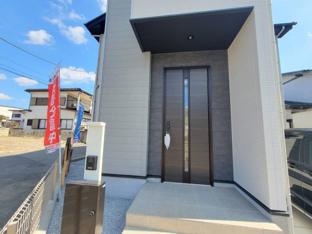 【LIGARE】宇都宮市鶴田町 27期 限定1邸の玄関|〇玄関ポーチ〇
LED人感センサーダウンライト付き玄関ポーチ。宅配ボックス、TVモニター付きインターホンも標準装備です。
※2026年3月撮影