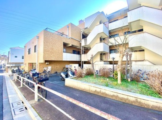 【駐輪場】 | ライオンズマンション徳丸 | 屋根付きの駐輪場となっていますので、雨の日でも大切な自転車が濡れずに済みます。