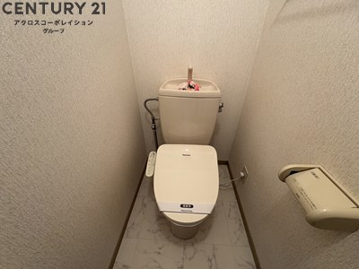 温水洗浄便座機能付きのトイレです♪