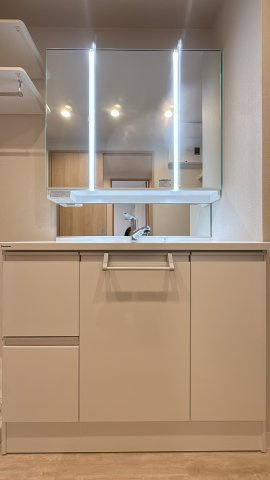 【独立洗面台】 | ライフプラザ工大前2番館☆仲介手数料無料☆ | 清潔感のある三面鏡付きの洗面台。身支度がスムーズに捗るゆとりのある広さです。
