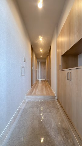 【玄関】 | ライフプラザ工大前2番館☆仲介手数料無料☆ | シューズボックス付きで玄関周りもスッキリ。品格を感じさせる落ち着いた空間です。