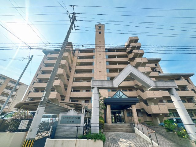 【外観】 | ライフプラザ工大前2番館☆仲介手数料無料☆ | 九州工業大学の近くに位置しており、静かな住宅街ながらも徒歩圏内や車ですぐの距離に主要な施設が揃っています。