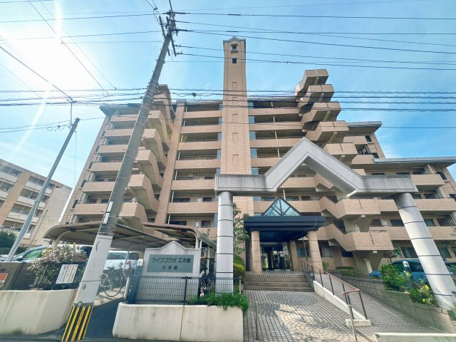 【外観】 | ライフプラザ工大前2番館☆仲介手数料無料☆ | 落ち着いた住宅街に馴染む、端正な佇まいのマンションです。管理体制も良好で、日々の暮らしに安心感を与えてくれます。少し足を伸ばせば、広大な夜宮公園もあり、四季折々の自然を楽しめます