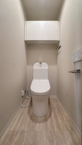 【トイレ】 | ライフプラザ工大前2番館☆仲介手数料無料☆ | 温水洗浄便座完備の清潔感溢れるトイレ。上部には便利な収納棚を備えています。