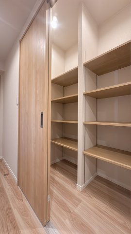 【収納】 | ライフプラザ工大前2番館☆仲介手数料無料☆ | 奥行きを活かした収納設計。お部屋を常に美しく保つことができます。
