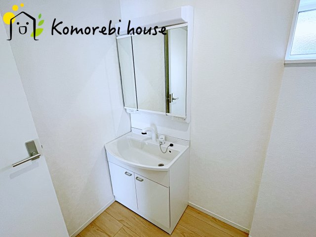 上尾市上尾下　第2　Ⅱ期　新築一戸建て　クレイドルガーデン　02の独立洗面台|朝の支度にも助かる、独立の洗髪洗面化粧台