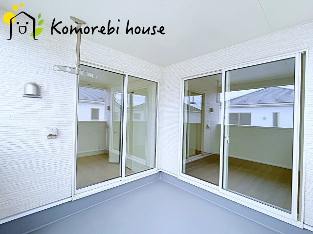 上尾市上尾下　第2　Ⅱ期　新築一戸建て　クレイドルガーデン　02のバルコニー|暖かな日差しのふりそそぐバルコニー