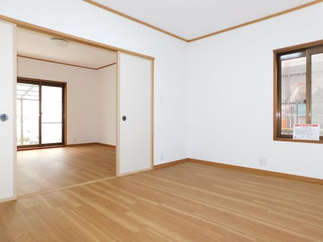 愛西市西保町西川原の中古一戸建の洋室|◇１階洋室◇　　明るい洋室約６．０帖　ＬＤＫと続き間で最大約２８．０帖　（２０２５年１０月リフォーム済）
