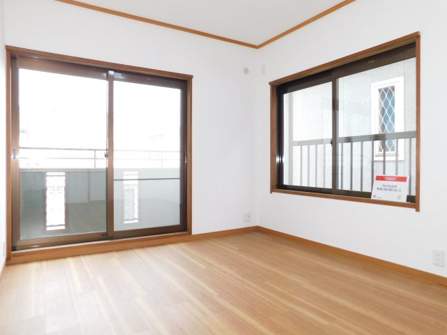 愛西市西保町西川原の中古一戸建の洋室|◇２階洋室◇　　２面採光で明るい洋室約６．０帖　バルコニー利用可　収納完備♪　（２０２５年１０月リフォーム済）