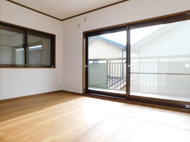 愛西市西保町西川原の中古一戸建の洋室|◇２階洋室◇　　南面を含む２面採光で明るい洋室約６．０帖　バルコニー利用可　収納完備♪　（２０２５年１０月リフォーム済）