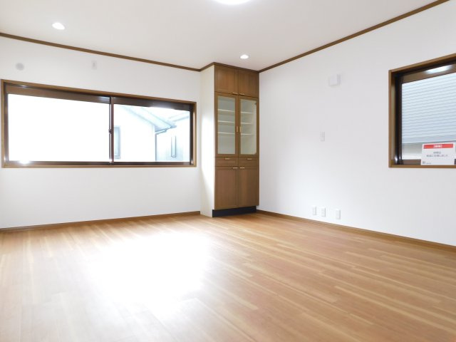 愛西市西保町西川原の中古一戸建の洋室|◇２階洋室◇　　南面を含む２面採光で明るい洋室約１０．０帖　収納完備♪　（２０２５年１０月リフォーム済）
