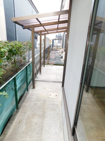 愛西市西保町西川原の中古一戸建の庭|◇庭◇　　南面に屋根付きのスペース有　洗濯物を干したりすることが出来る便利なスペース♪