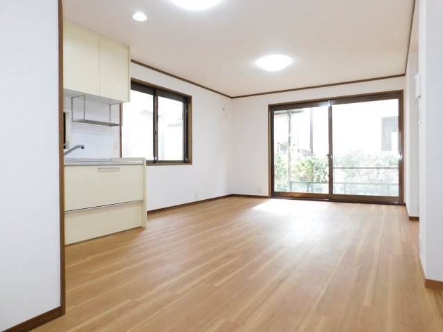 愛西市西保町西川原の中古一戸建の居間・リビング|◇リビング◇　　南面を含む２面採光で明るいリビング約２２．０帖　陽当り良好で明るいリビングには自然と家族が集まります♪　（２０２５年１０月リフォーム済）