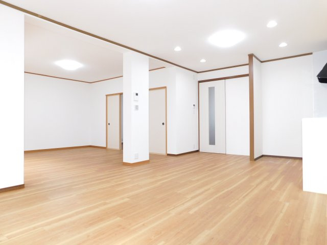 愛西市西保町西川原の中古一戸建の居間・リビング|◇リビング◇　　南面を含む２面採光で明るいリビング約２２．０帖　（２０２５年１０月リフォーム済）