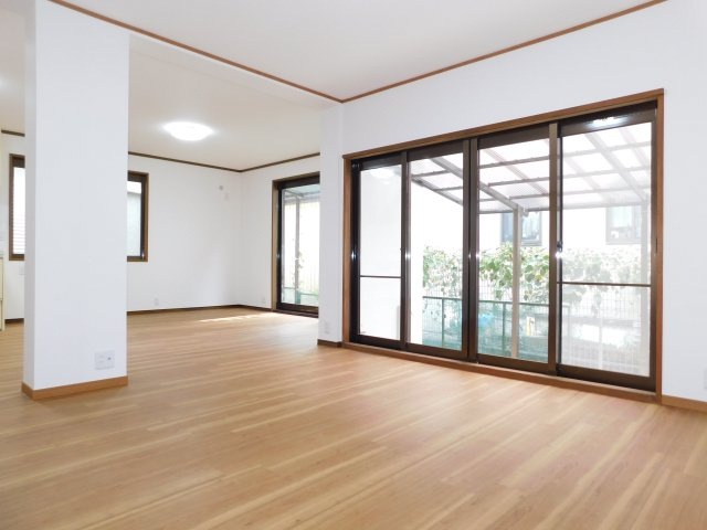 愛西市西保町西川原の中古一戸建の居間・リビング|◇リビング◇　　南面を含む２面採光で明るいリビング約２２．０帖　リビングとダイニング空間を分けやすい間取り♪　（２０２５年１０月リフォーム済）