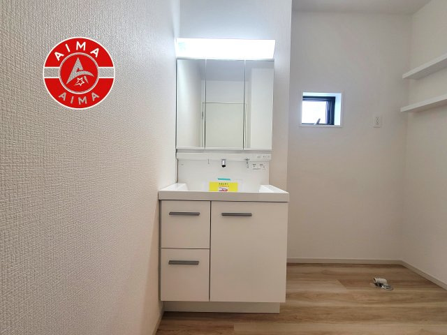 福岡市東区三苫２丁目第3-1棟（1号棟）　の独立洗面台|毎日使うものだから清潔な空間を保ちたい水回り。洗面にはそんな願いを解消させてくれる収納アイデアが満載です。三面鏡の裏側にはキャビネットが現れ小物から背の高い物まで収納できます。