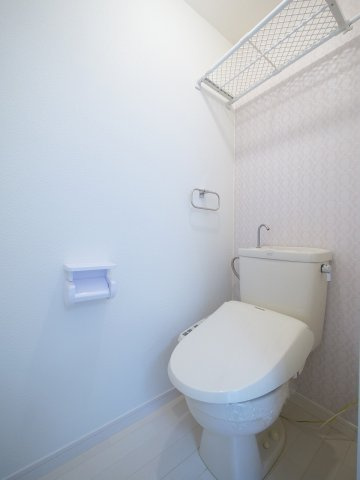 当新田ハイツのトイレ|※写真は別の部屋のものです。