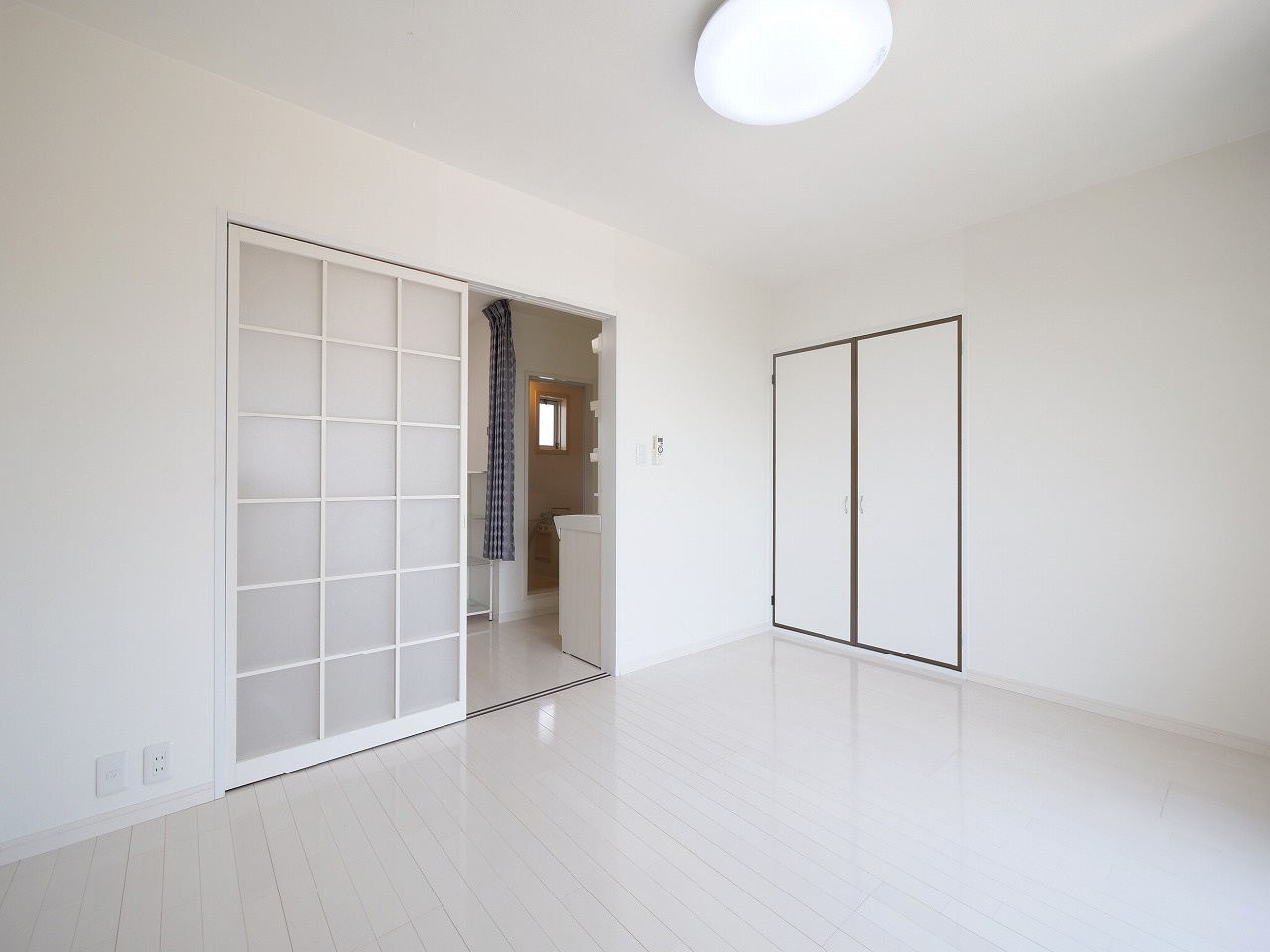 当新田ハイツの居間・リビング|※写真は別の部屋のものです。