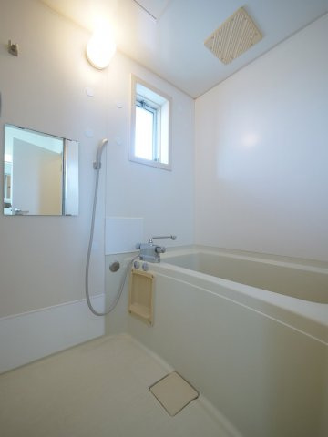 当新田ハイツの浴室|※写真は別の部屋のものです。