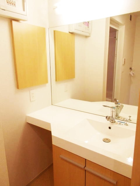 プラッツフォンフレイデの洗面所|明るい洗面所です