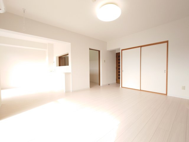 川崎市麻生区細山６丁目の賃貸マンションの居間・リビング