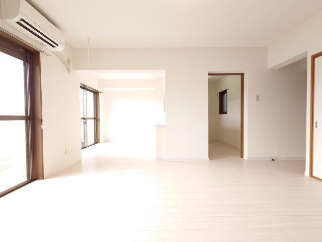 川崎市麻生区細山６丁目の賃貸マンションの居間・リビング