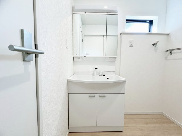 焼津市中根　第1／の独立洗面台|鏡を開けると、たっぷり収納♪整髪料や歯磨きセットなど置けて便利です♪
