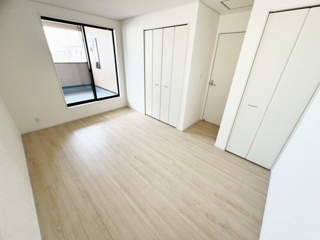 焼津市中根　第1／の洋室|こちらからはベランダに出られますので、思う存分お布団を干せます！
