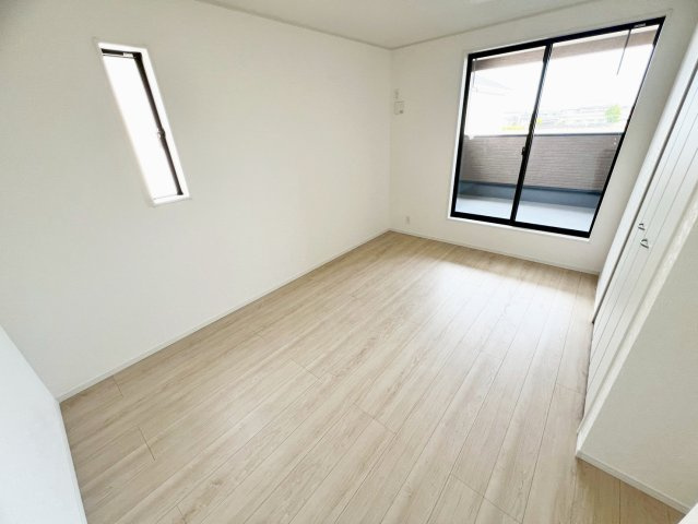 焼津市中根　第1／の洋室|こちらからはベランダに出られますので、思う存分お布団を干せます！
