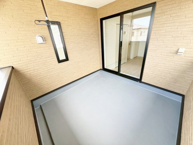 焼津市中根　第1／のバルコニー|インナーバルコニーは半屋内の空間なので天候に左右されず洗濯物を干すことが出来きます♪
