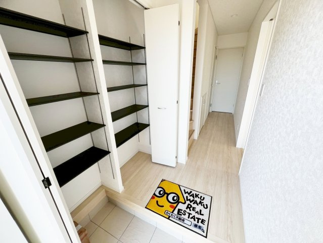 焼津市中根　第1／の玄関|大容量の玄関収納を確保した、ゆったり玄関スペース。コの字型のため小物を飾ったりインテリアも楽しめます
