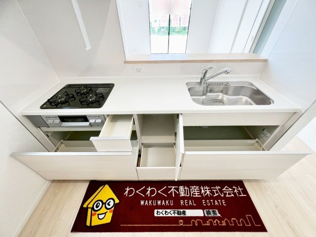 焼津市中根　第1／のキッチン|大容量のスライド収納、浄水器付シャワー水栓！

