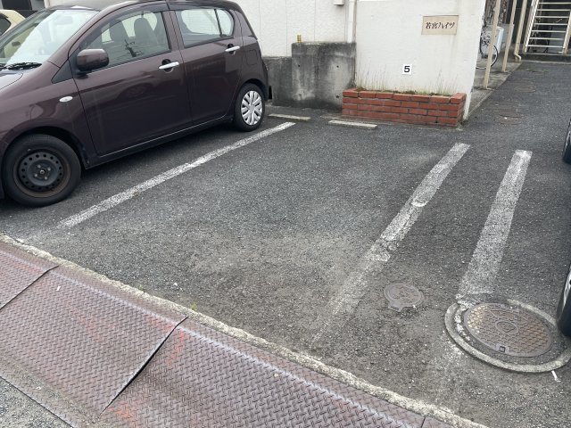 若宮ハイツの駐車場