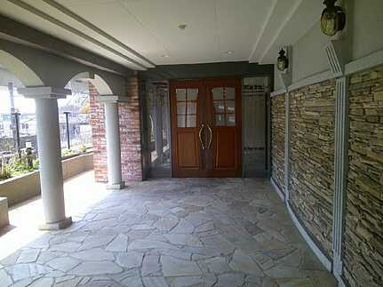 フローレンス竜王リバーコートのエントランス