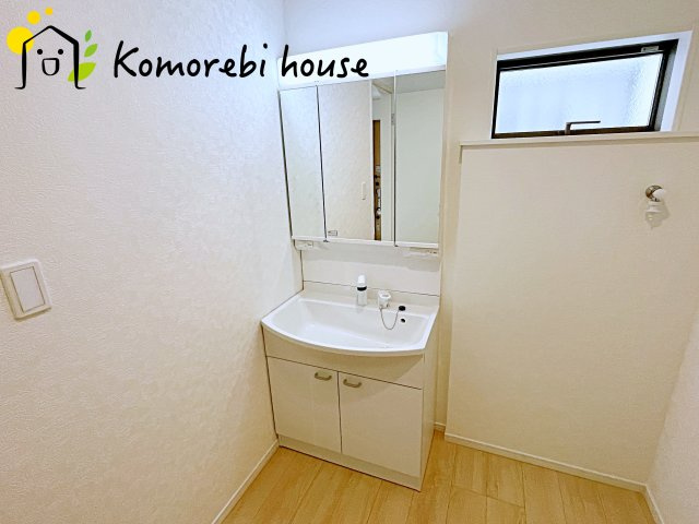 上尾市上尾下　第2　Ⅱ期　新築一戸建て　クレイドルガーデン　04の独立洗面台|朝の支度にも助かる、独立の洗髪洗面化粧台