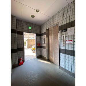 福岡市中央区那の川２丁目の賃貸マンションのエントランス