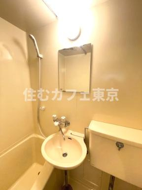 国分寺シティハイツの洗面所|上部に鏡のある洗面台です※別部屋写真