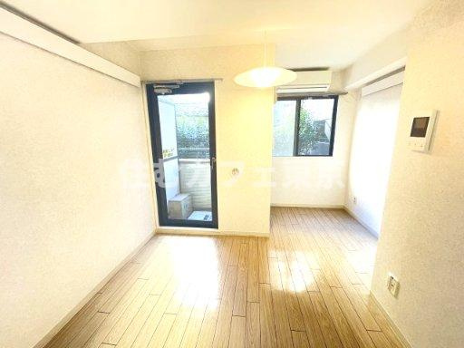 国分寺シティハイツの居間・リビング|2つの窓で開放感があります※別部屋写真