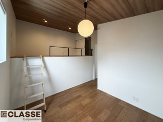 【洋室】 | 宇治市木幡北山畑　新築戸建 | アールの垂れ壁に包まれたロフト空間。
プロジェクタークロスで映像を楽しめ、収納も備えて趣味やくつろぎの時間を気軽に満喫できます。
