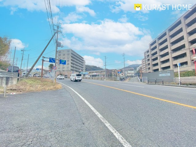 滋賀県大津市本宮2丁目　建築条件なし土地の前面道路含む現地写真
