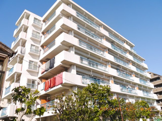 【外観】 | 陽光浴びる外観がシンプルな外観をより際立たせ、人々の記憶に存在感を植え付けます。