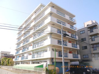 【外観】 | 穏やかな風と陽光を導き、プライバシーに配慮された設計プランを採用し、居住性を一段と心地よいものにしています。