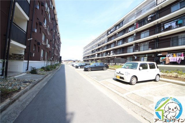 高津橋農住団地　C棟の駐車場