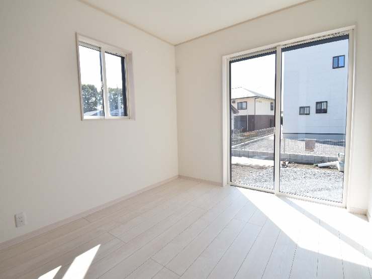新築　前橋市元総社町4区画　2号棟の洋室|現地写真　リビング隣の洋室はお子様の遊び部屋としてもちょうどいいですね♪