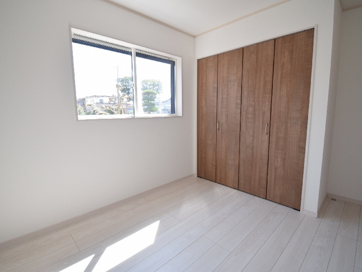 新築　前橋市元総社町4区画　2号棟の洋室|現地写真　全室南向きで明るいお部屋、子供部屋は明るい方が良いですよね♪