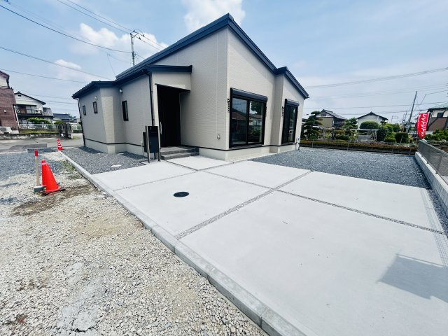 新築　前橋市元総社町4区画　2号棟の駐車場|現地写真　駐車スペースは建物北側に並列2台可能！