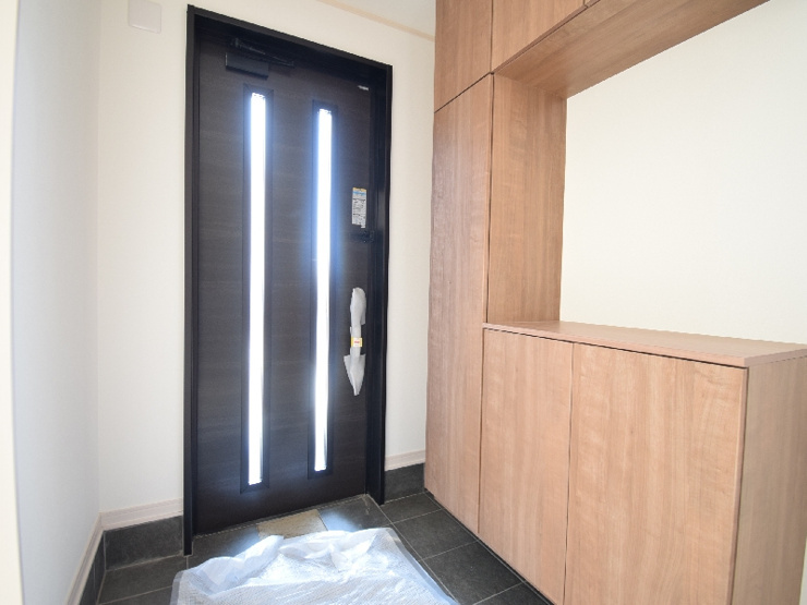 新築　前橋市元総社町4区画　2号棟の玄関|現地写真　シューズボックスと玄関土間収納があり、かなりの収納量が期待できます！
